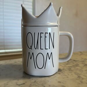BNWT Rae Dunn Queen Mom Mug